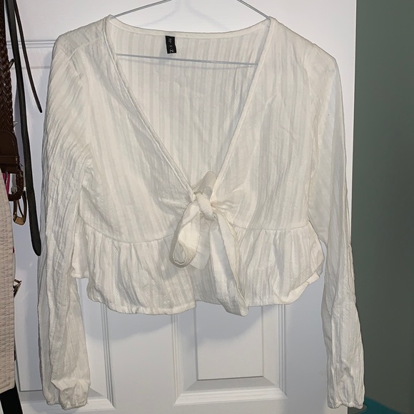 NEW SHORT KNOTTED BLOUSE WITH RUFFLES EDGES - Picture 3 of 4